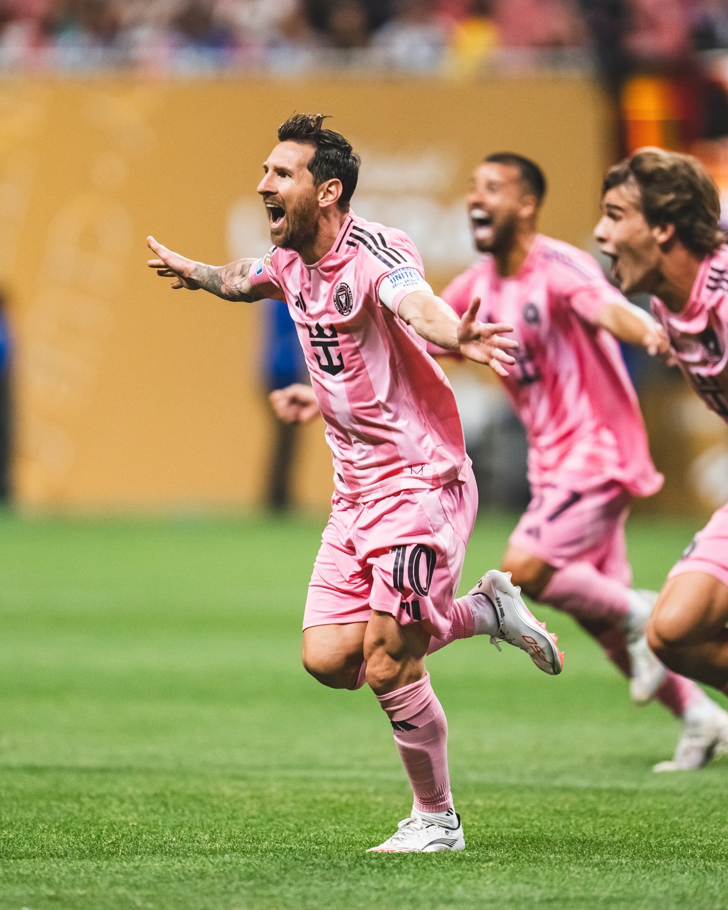 重返赛场引发热议!,梅西在澳大利亚队比赛中险胜赛场气氛高涨的简单介绍 重返赛场引发热议!,梅西在澳大利亚队比赛中险胜赛场气氛高涨的简单介绍