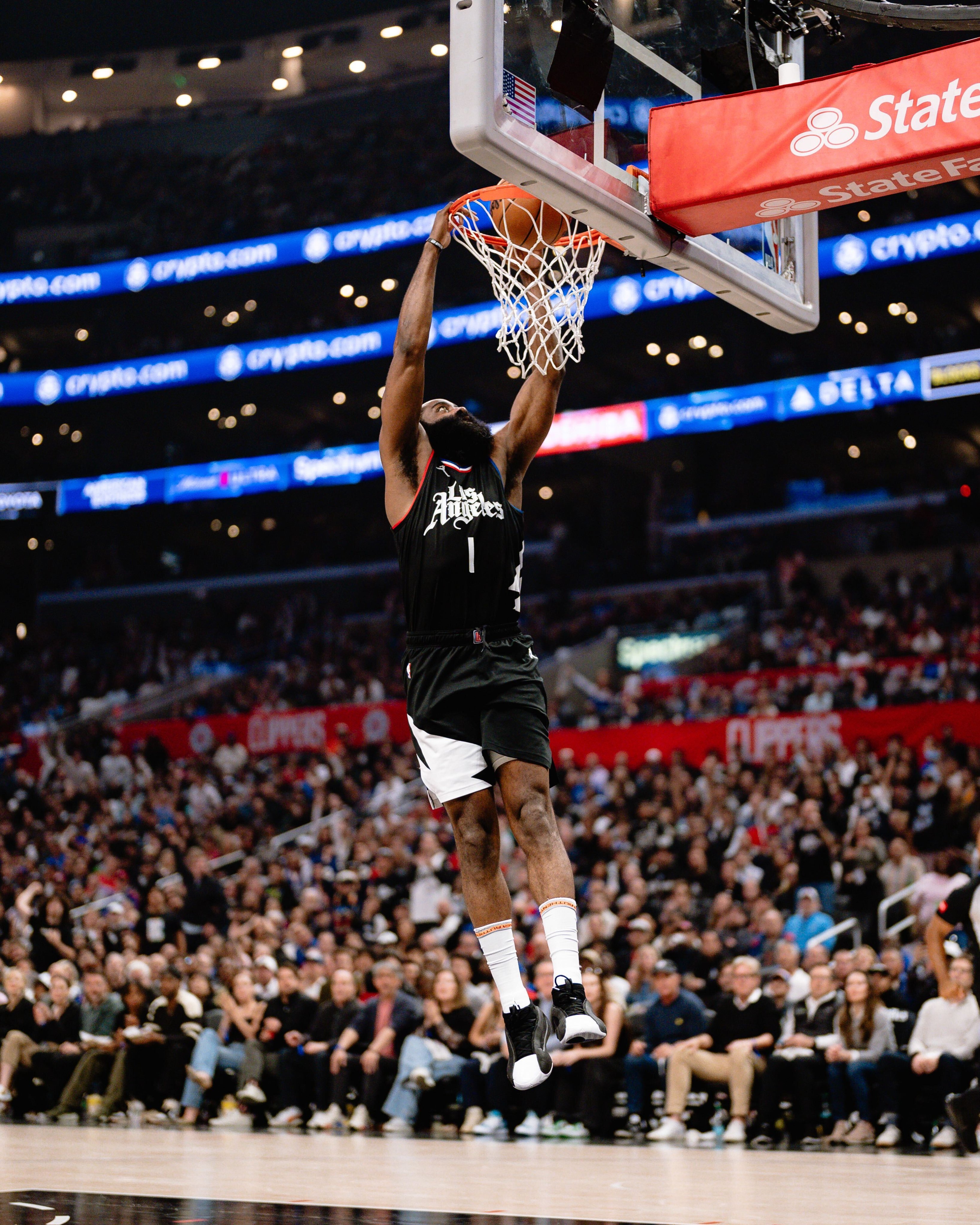 包含哈登在快船比赛中大比分获胜，重返赛场引发热议！全场沸腾不已的词条