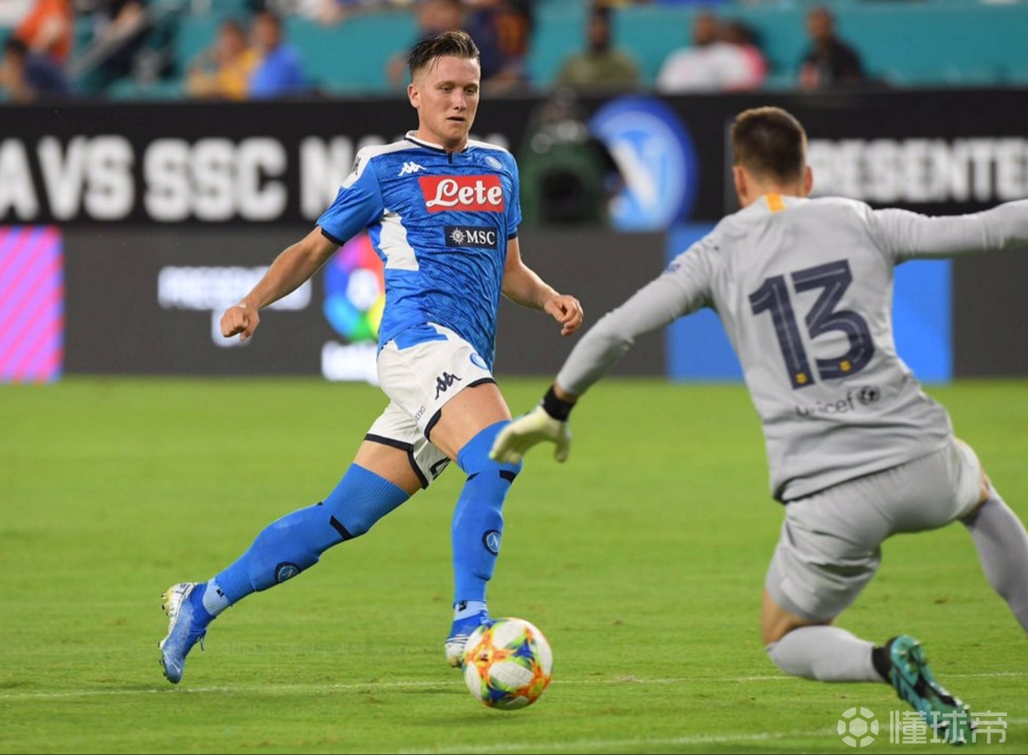 今晨巴塞罗那备战亚冠，防线松动细节曝光，赛场秩序良好，高层口径保持一致(巴塞罗那现在时间是几点钟)