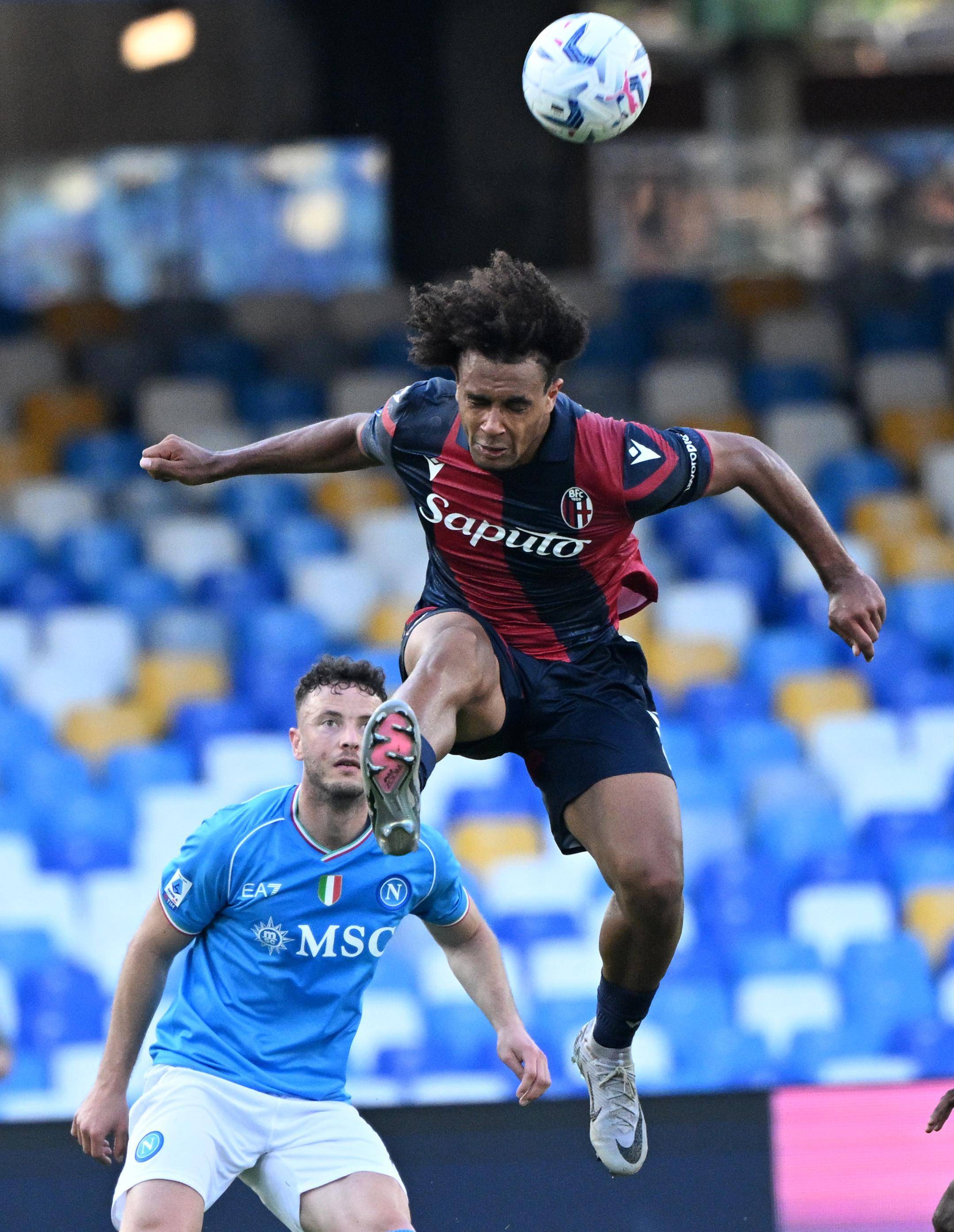 曼城内部会议纪要流出:今晚篮板制胜,荷甲使命明确,训练强度明显提升 曼城内部会议纪要流出:今晚篮板制胜,荷甲使命明确,训练强度明显提升